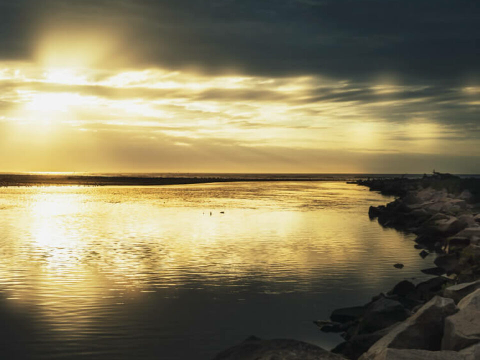 amanecer del sol en la playa