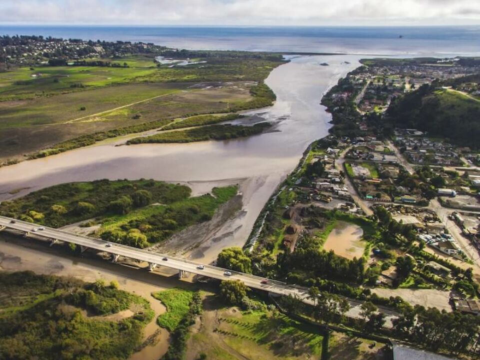 parcelas cerca de la playa, carretera con autos